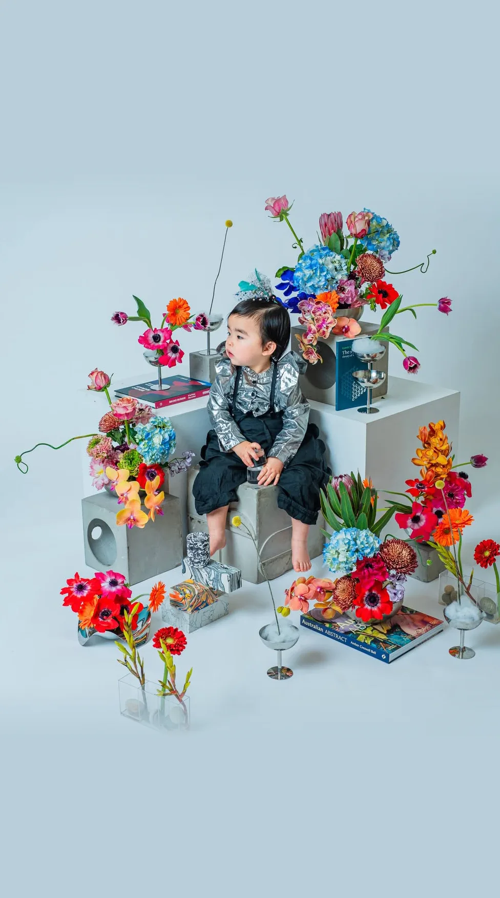 色とりどりの花に囲まれて撮影するベビー&キッズ