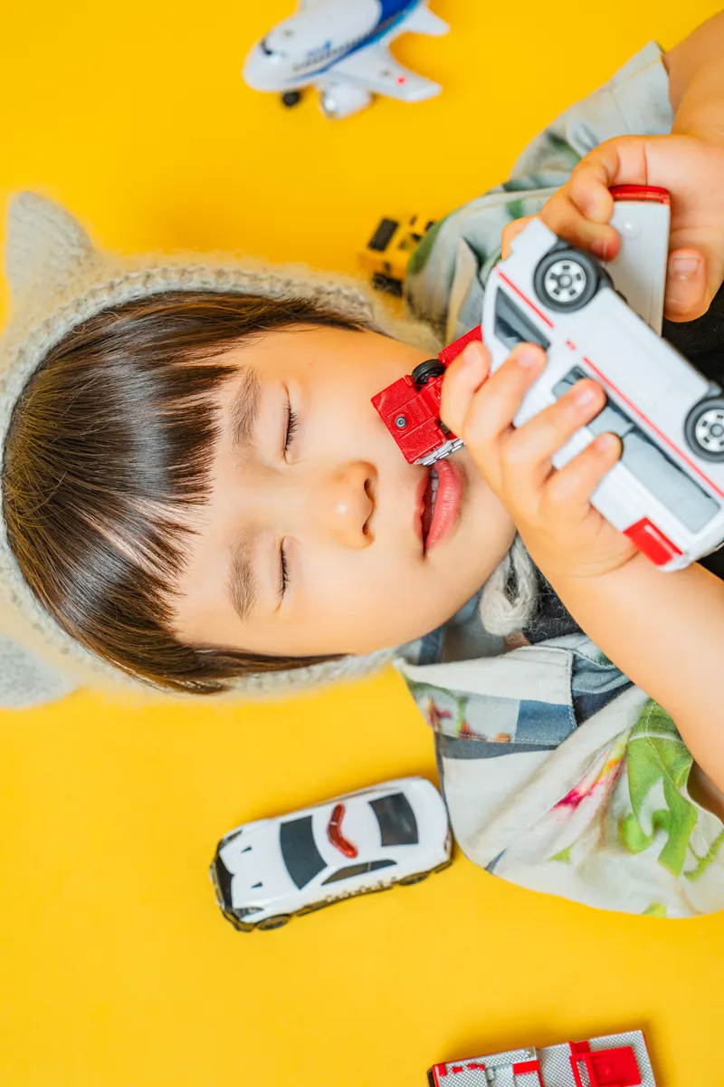 カラー背景紙のミニマルなポートレートの赤ちゃん(Classic Portrait シーン)