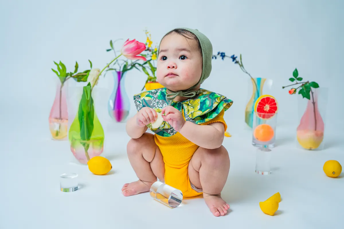 果物をつまむ黄色い衣装の赤ちゃん(Fruit シーン)