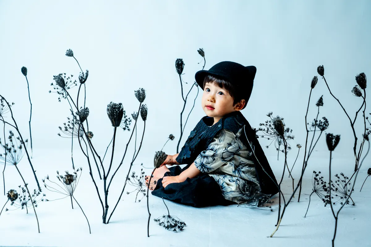 水墨画のような黒い花の世界で写る子ども(Sumikuro シーン)