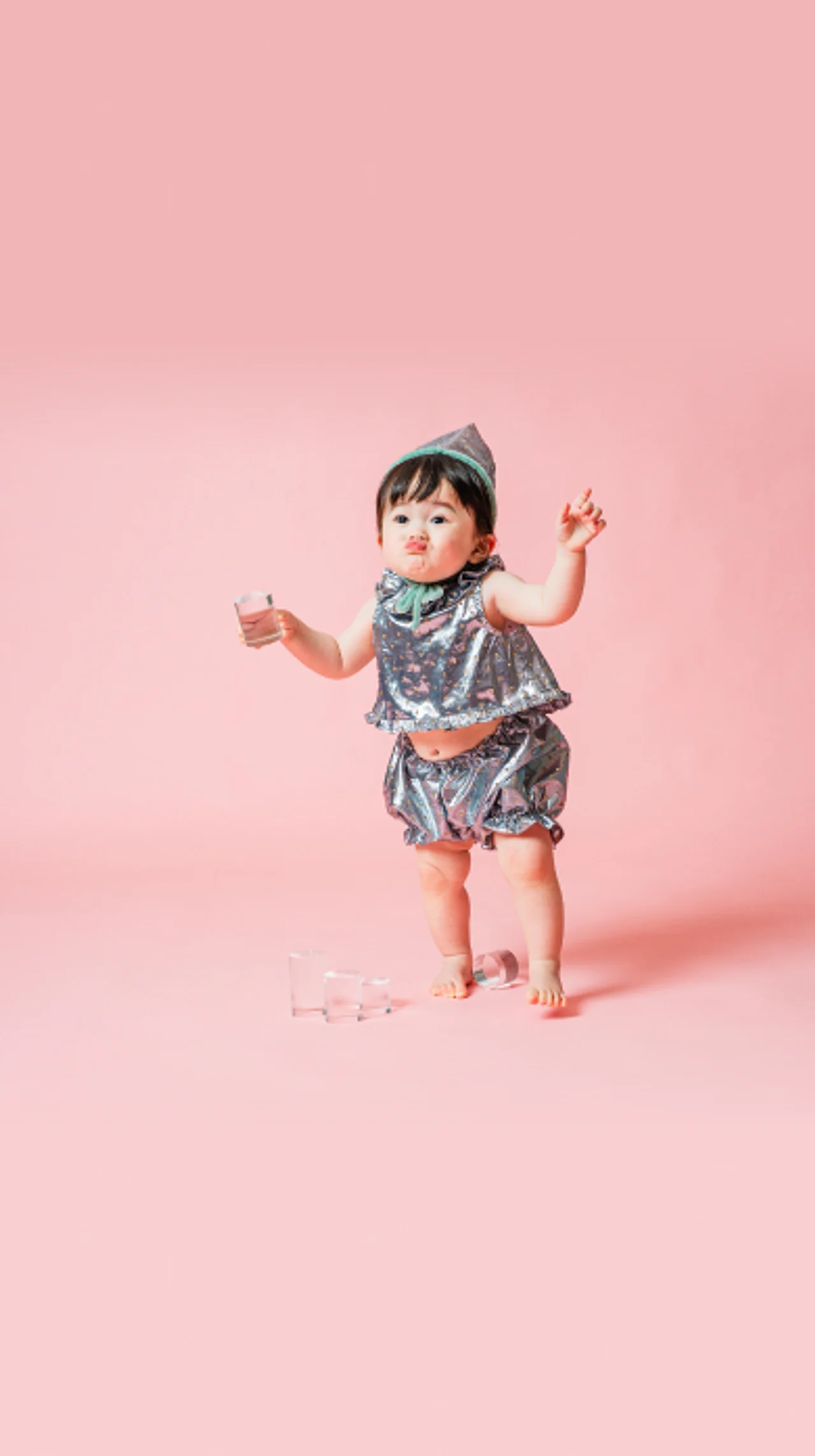 ピンク背景でシルバーの衣装を着た赤ちゃんの撮影衣装イメージ