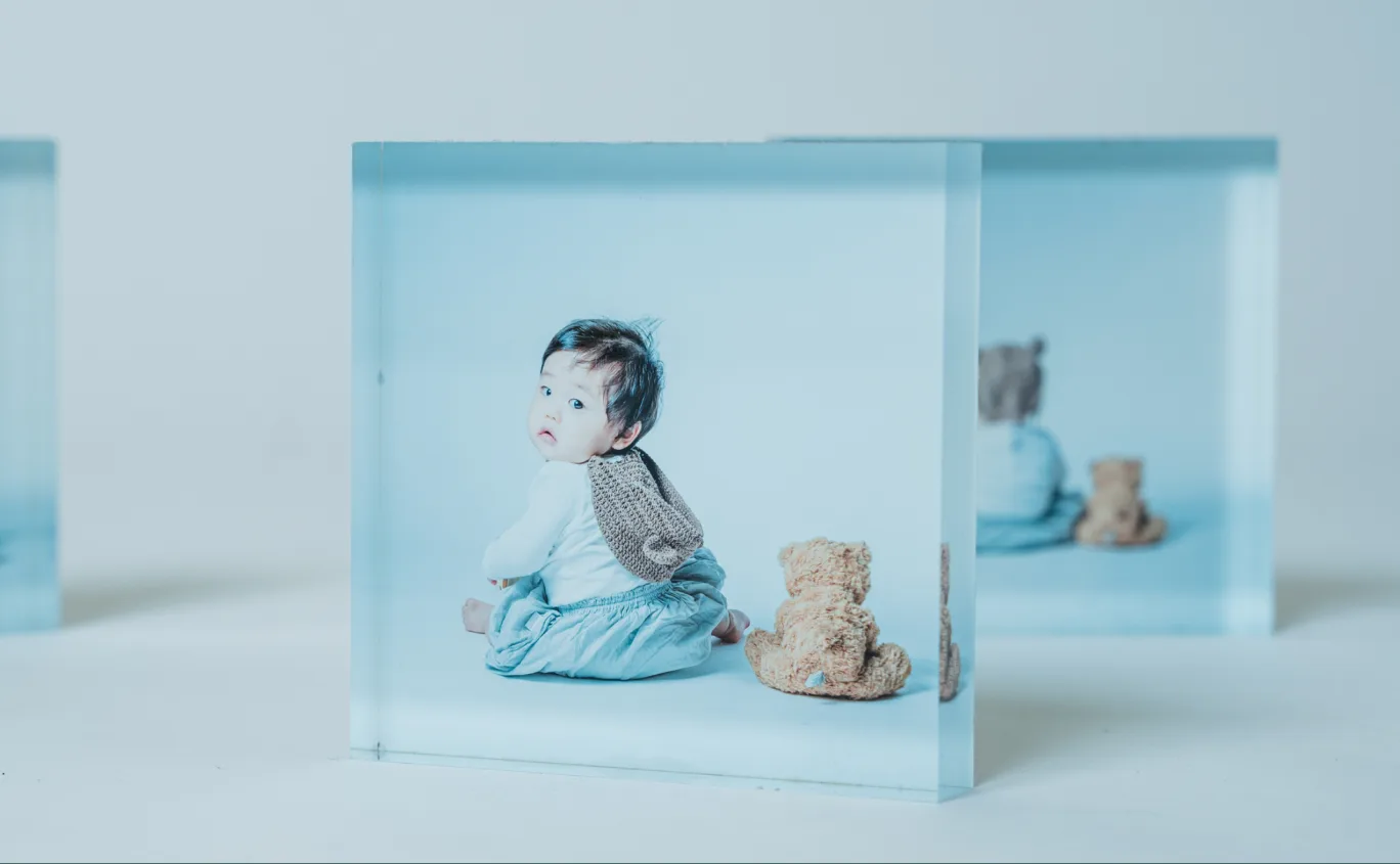 くまのぬいぐるみと座るベビー写真を封じ込めた Acrylic Cube