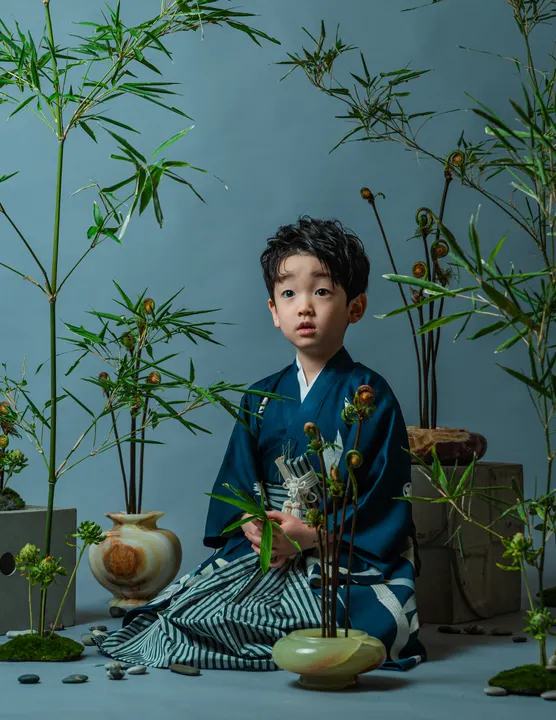 濃紺地に竹柄の羽織に縞袴を合わせた着物「竹林」を着た男の子