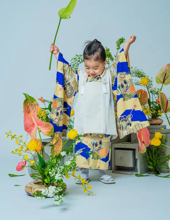 青地に兜と矢羽柄の着物「兜」を着た男の子