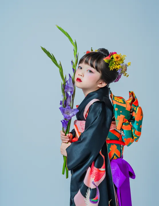 黒地に金彩で孔雀を描いた七五三着物「孔雀」を着た女の子