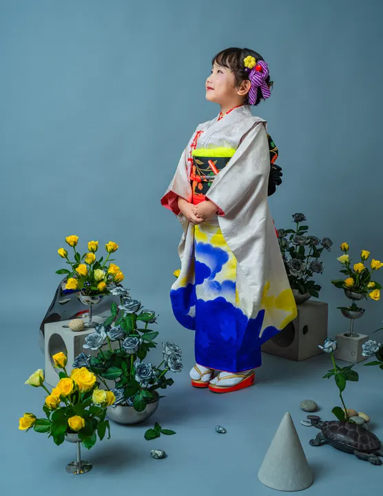 白地に裾の青紫と黄の雲取り柄の七五三着物「彩雲」を着た女の子