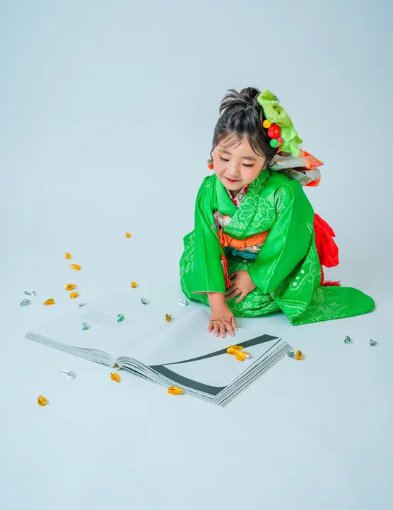 鶯色地に絞りの花柄の七五三着物「若葉」を着た女の子