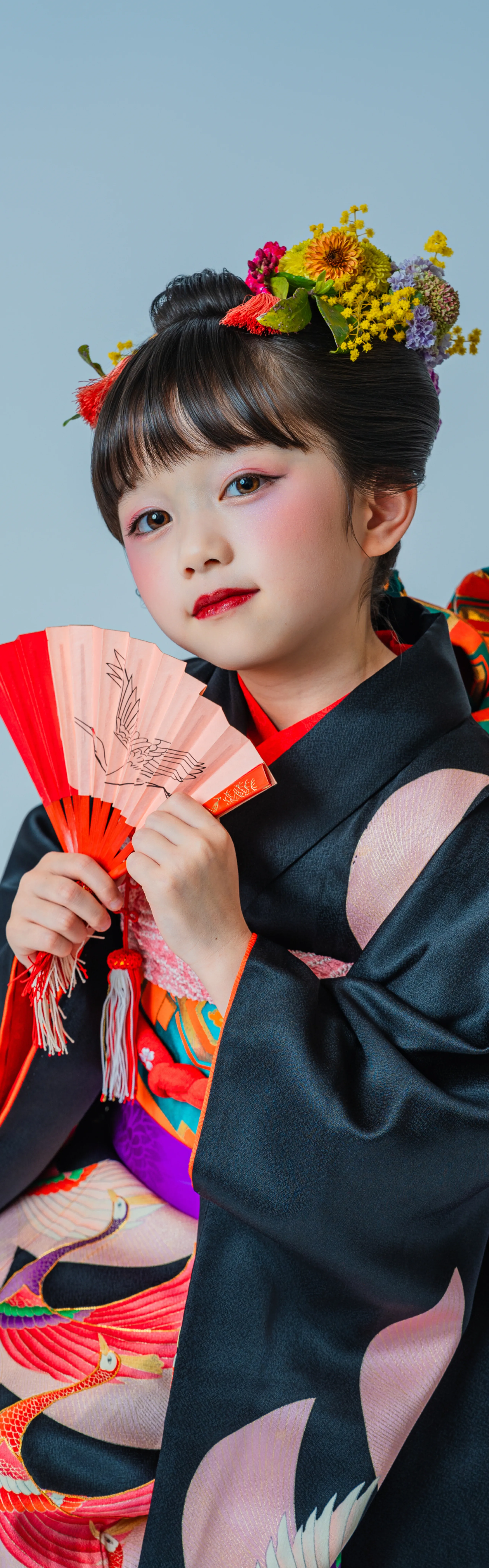 紫色のチューリップを添えたおむつ姿の赤ちゃんの後ろ姿