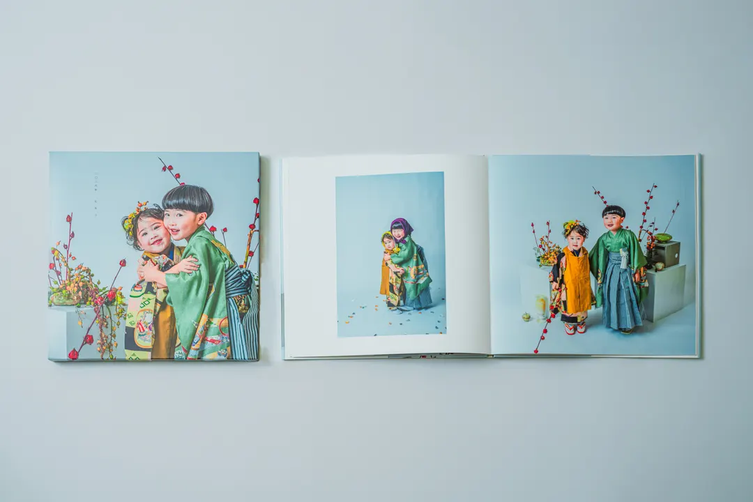 七五三写真を綴じた Album Edition のアルバム作例（表紙と見開き）