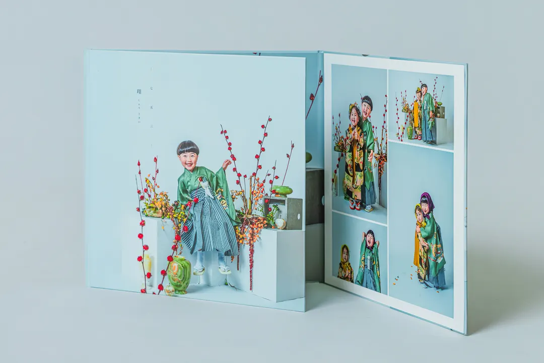 見開きいっぱいに七五三写真を配した Art Book Edition のアートブック作例