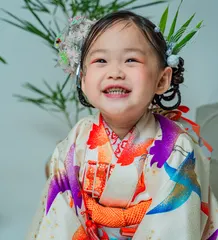 竹を背景にした着物姿の七五三の子ども（Chikurin シーン）
