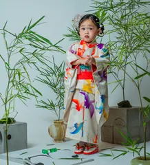 竹林をイメージしたセットで佇む七五三の子ども（Chikurin シーン）