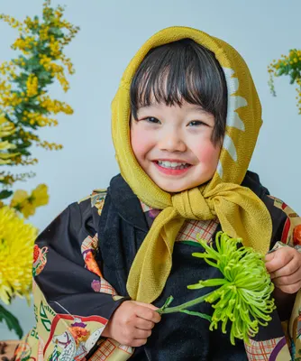 黄色い花に囲まれた着物姿の七五三の女の子（Bouquet シーン）