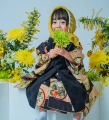 黄色い花束を抱える黒い着物姿の七五三の女の子（Bouquet シーン）