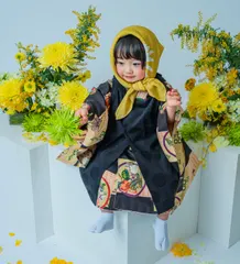 黄色い花とともに撮る着物姿の七五三の女の子（Bouquet シーン）