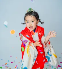 降り注ぐ紙吹雪に驚く着物姿の七五三の子ども（kamihubuki シーン）