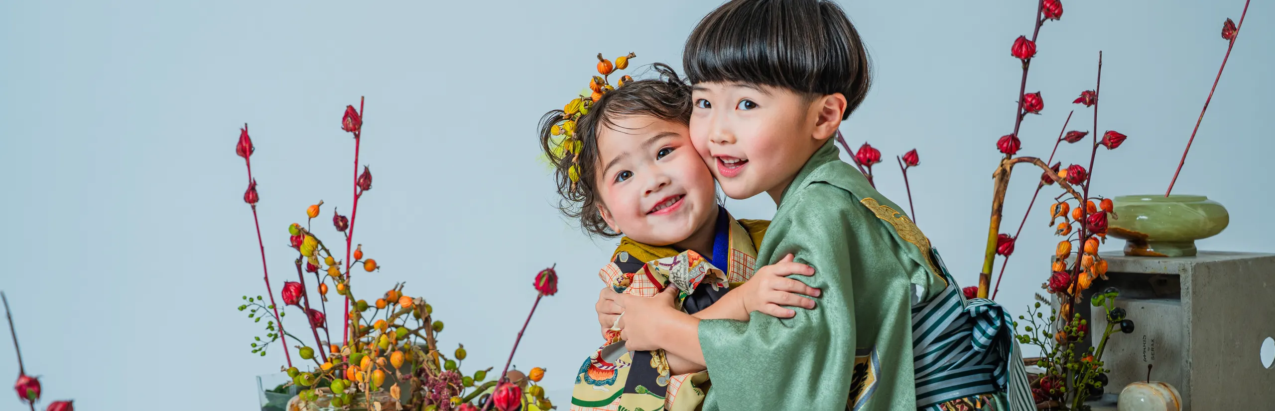 着物姿で寄り添い抱き合う七五三の姉弟（kyoudai シーン）