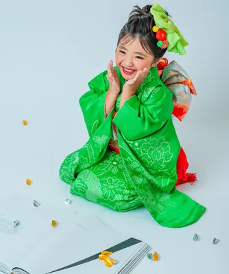 折り鶴の演出とともに撮る着物姿の七五三の子ども（Orizuru シーン）