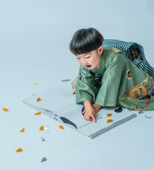 折り鶴のモチーフとともに撮る着物姿の七五三の子ども（Orizuru シーン）