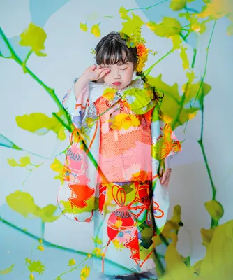 花のプロジェクションを重ねて撮る着物姿の七五三の女の子（Projection シーン）