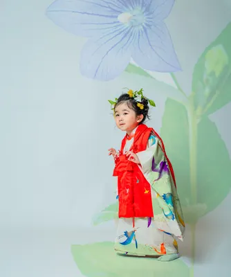 花の影を投影した演出で撮る着物姿の七五三の子ども（Projection シーン）