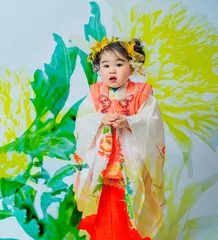 プロジェクションの花模様をまとう着物姿の七五三の子ども（Projection シーン）