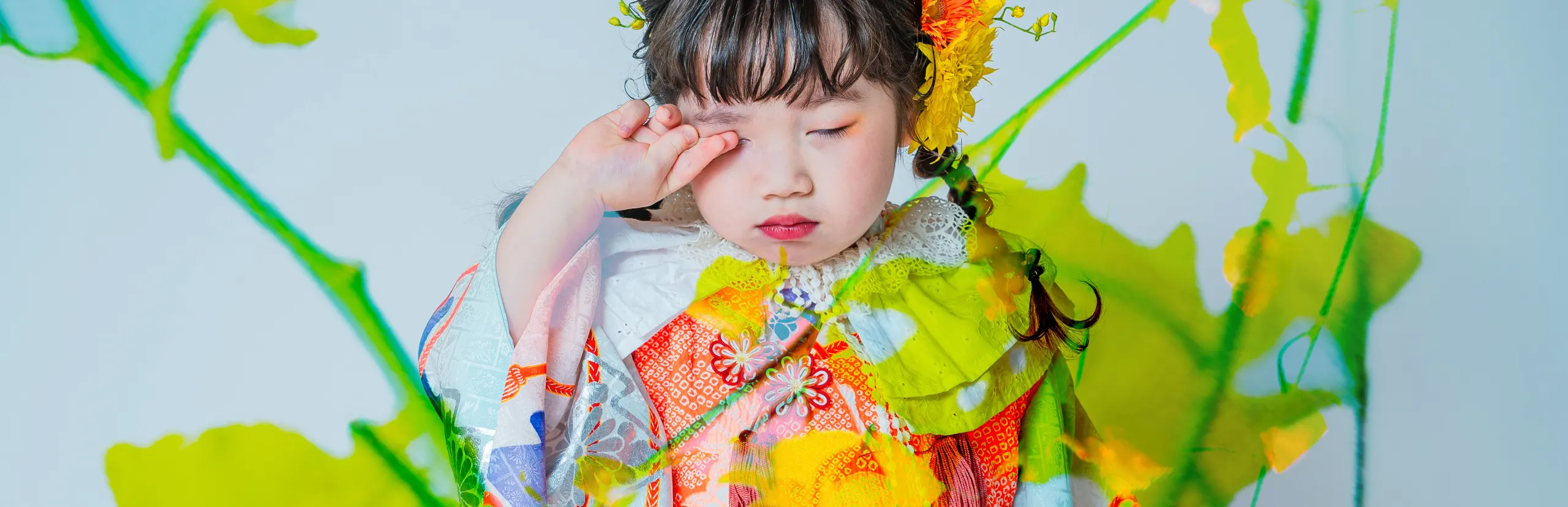 黄色い花の影を重ねたプロジェクション演出で撮る七五三の女の子（Projection シーン）