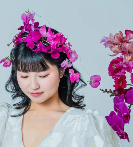 ピンクの花冠をまとい目を伏せる花嫁(Flower Crowns シーン)