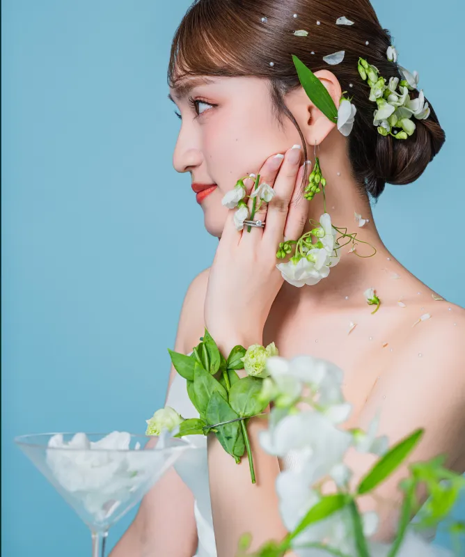白い花をあしらった手を頬に添える花嫁の横顔(Hands with flowers シーン)