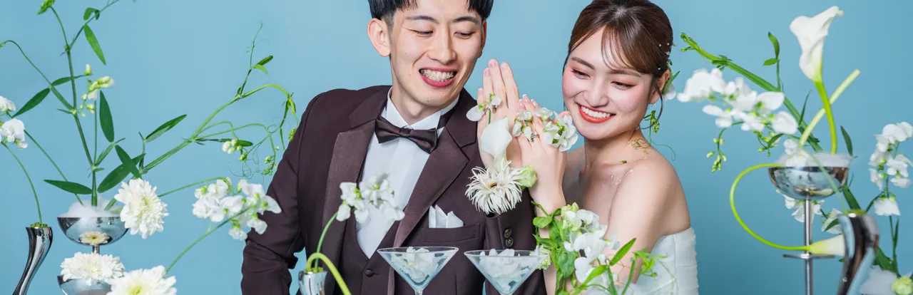 ピンクのユリの花束を抱える蝶ネクタイ姿の新郎（Hands with flowers シーン）