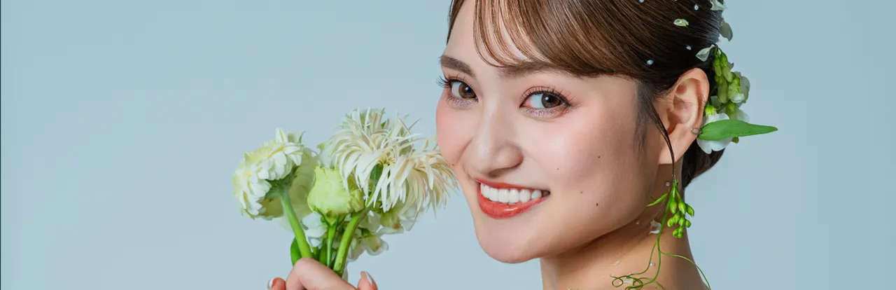 白い花束を顔に寄せて微笑む花嫁のアップ（Simple/Bride シーン）