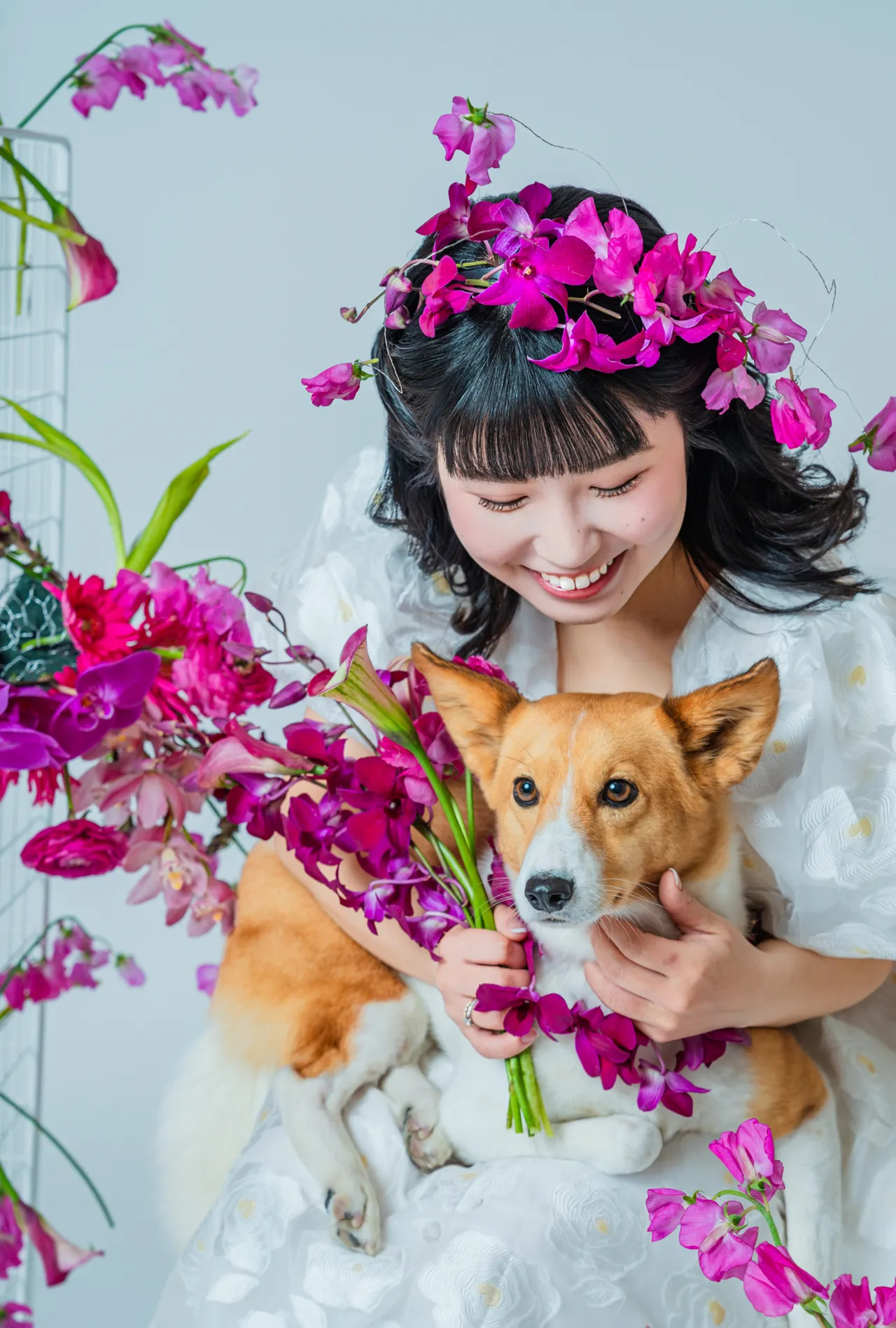 花冠をつけた花嫁とコーギー犬