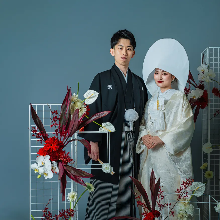 黒紋付の新郎と白無垢に綿帽子の花嫁が並ぶ和装の結婚写真